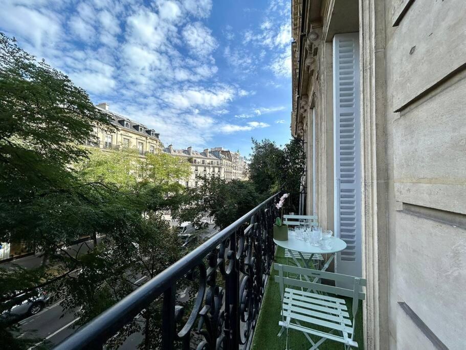 Charme Et Volupte A Republique *