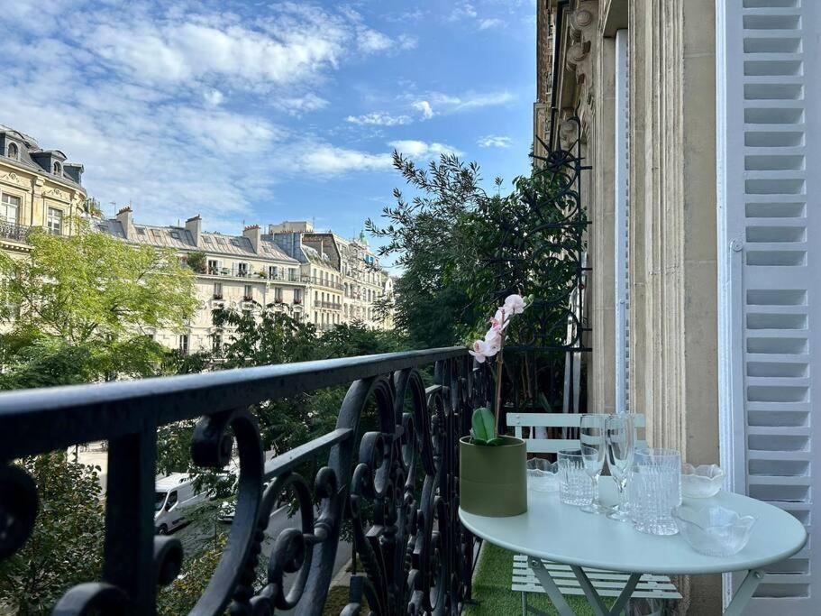 Charme Et Volupte A Republique Parijs